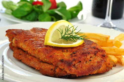 Photo: Cordon Bleu mit Pommes und Salat Cordon Bleu mit Pommes und Salat