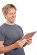 lachender junger Mann mit Tablet PC