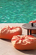 Salon lounge au bord d'une piscine