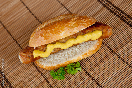 Photo: Bratwurst mit Senf im Brötchen Bratwurst mit Senf im Brötchen