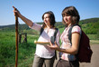 Wanderer mit Kompass und Karte