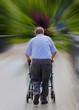 Alter Mann mit Gehwagen