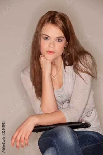 Foto: brunette woman with laptop brunette woman with laptop
