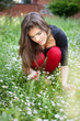 Foto: Pretty woman in park gather spring flowers, outdoor Pretty woman in park gather spring flowers, outdoor