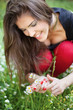 Foto: Pretty woman in park gather spring flowers, outdoor Pretty woman in park gather spring flowers, outdoor