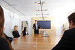 Teamleiter hält Besprechung Teamleiter hält Besprechung