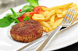 Frikadelle mit Pommes und Salat
