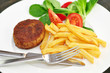 Frikadelle mit Pommes und Salat