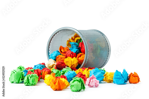 Foto: Garbage bin with paper waste isolated on white Garbage bin with paper waste isolated on white