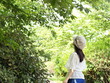 夏の木陰と女性