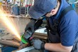 Mechaniker beim Schleifen