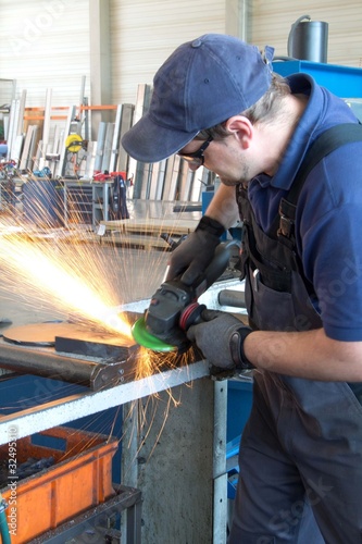 Foto: Industriemechaniker beim Schleifen Industriemechaniker beim Schleifen