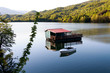 Fischerboot und Hütte am Fluss Fischerboot und Hütte am Fluss