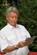 freundlicher Pensionist mit Tablet PC