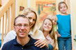 Foto: Familie zu Hause auf der Treppe Familie zu Hause auf der Treppe
