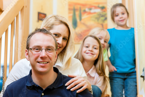 Photo: Familie zu Hause auf der Treppe Familie zu Hause auf der Treppe