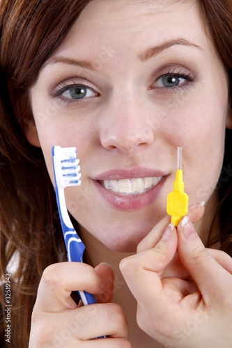 Foto: tooth cleaning (white background) tooth cleaning (white background)