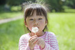 綿毛を飛ばす子供