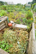 Foto: Autumnal compost bin in a vegetable garden Autumnal compost bin in a vegetable garden