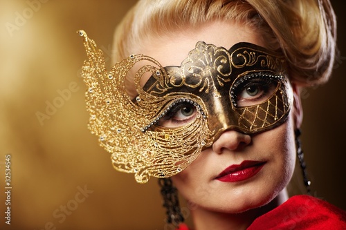 Foto: Close-up portrait of a beautiful woman in carnival mask Close-up portrait of a beautiful woman in carnival mask