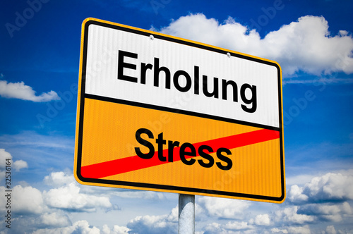 Foto: Ortsschild mit Erholung und Stress Ortsschild mit Erholung und Stress