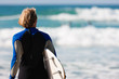 Surfer mit Board am Strand (Fokus auf Board!)