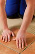 Foto: Tiler tiling tiles on the floor Tiler tiling tiles on the floor