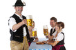 Foto: Bayrischer Mann mit Freunden prostet mit Oktoberfest Bier zu Bayrischer Mann mit Freunden prostet mit Oktoberfest Bier zu