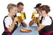 Bayrische Männer und Frauen trinken Oktoberfest Maß Bier