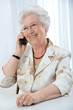 Attraktive Seniorin am Telefon