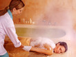 Woman in Hammam oder im türkischen Bad
