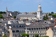 Toits d'ardoise d'Angers en France avec l'église de la Trinité