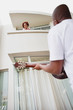 Foto: Young guy playing a guitar to impress a woman Young guy playing a guitar to impress a woman