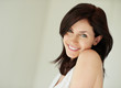 Foto: Smiling pretty young female with copyspace Smiling pretty young female with copyspace