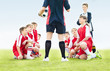 Foto: Low section of a coach having discussion with soccer team Low section of a coach having discussion with soccer team