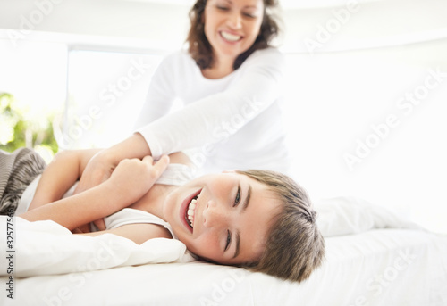 Foto: Happy middle aged woman and her son having fun at home Happy middle aged woman and her son having fun at home