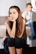 Foto: Girl with hand on chin and blur father in background Girl with hand on chin and blur father in background