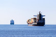 Foto: cargo ship sailing in still water cargo ship sailing in still water