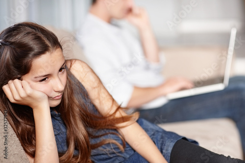 Foto: Sad little girl with her blur father in background Sad little girl with her blur father in background