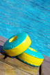 Schwimmhilfen am Pool