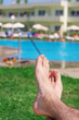 Barfuß am Pool