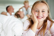 Foto: An innocent little girl with her blur family in background An innocent little girl with her blur family in background
