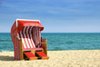 Roter Strandkorb am Meer 312