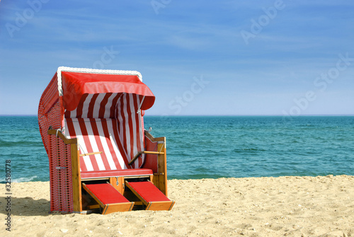 Photo: Roter Strandkorb am Meer 312 Roter Strandkorb am Meer 312