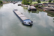 péniche près d'une écluse péniche près d'une écluse