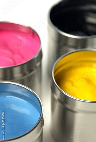 Foto: CMYK cans of paint CMYK cans of paint
