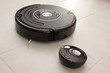 Aspirateur robot avec sa télécommande