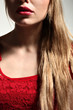 dettaglio di donna bionda e rossa