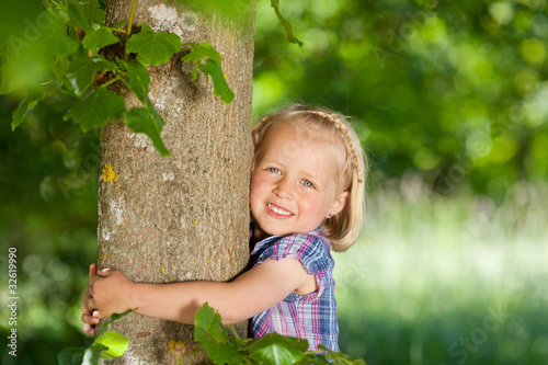 Foto: fröhliches kind umarmt baum fröhliches kind umarmt baum