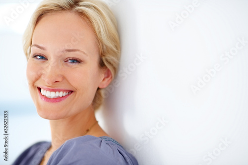 Foto: Beautiful young female smiling - Copyspace Beautiful young female smiling - Copyspace